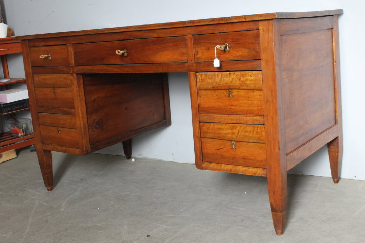 Antiker lombardischer Schreibtisch aus Nussbaum. Epoche Ludwig XVI – 1770. 7 Schubladen. Maße 142x72. H 82